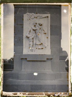 Image représentant Somme, Proyart, Bas relief du monument (Départ du Mobilisé)
