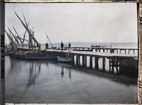 Image représentant Le port et la chaîne qui ferme le port au sud