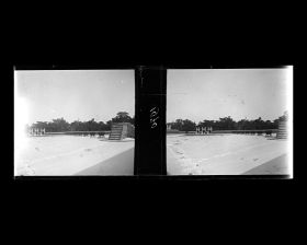 Image représentant Tiantan ("temple du Ciel"). Entre les enceintes extérieures et intérieures de Yuanqiutan ("autel du Tertre Circulaire")