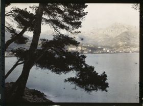 Image représentant Menton et son arrière-pays, vus depuis la promenade littorale du cap Martin