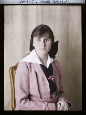 Image représentant https://musee-albert-kahn.s-museum.fr/home/NWQ2OTAwYzNmYjZlZTk1ZWQwODJmMjY4L2dlbmVyaWMtbm90aWNlLXRhYi9hdXRob3JpdHkvNjE3YTc5ZjVjZjhiODk2OGIzMzM3ZDIx/5d6900c3fb6ee95ed082f268/generic-notice-tab/authority/617a79ebcf8b8968b3336de4 Mademoiselle Griolet ou Griollet