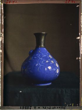 Image représentant Bouteille de céramique à col en métal d'époque Safavide à décor de rinceaux et de fleurs des collections du musée de Sèvres