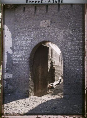 Image représentant Porte conduisant à l'église copte Béni Mansour