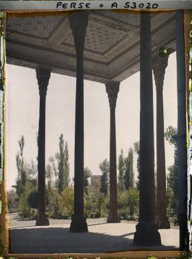 Image représentant Le Chehel Sotoun (pavillon des quarante colonnes) (1647), colonnes et plafond du portique côté jardin
