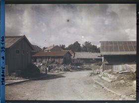Image représentant France, Vienne le Château , Baraquement provisoires, vue prise à l'est de l'Eglise