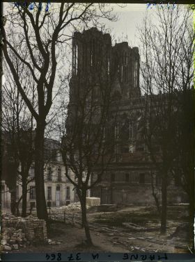 Image représentant France, Reims, Grisaille sur les tours de la Cathédrale