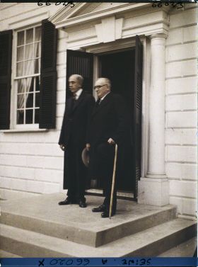 Image représentant L'Exposition Coloniale Internationale de 1931, Paul Claudel, ambassadeur de France aux États-Unis, sur le perron de la maison de Georges Washington ou maison du Mount Vernon