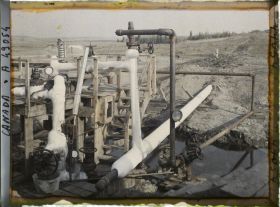 Image représentant Canada, Foot Hills Turner Valley, Puits Royalite 4, Vue sur la pipe line