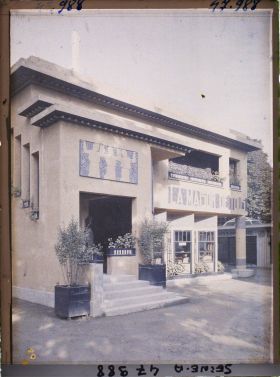 Image représentant L'Exposition des arts décoratifs, le Village français, La Maison de Tous, architecte D. Alfred Agache