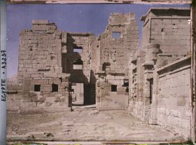 Image représentant Le migdol vu de de l'intérieur de l'enceinte du site