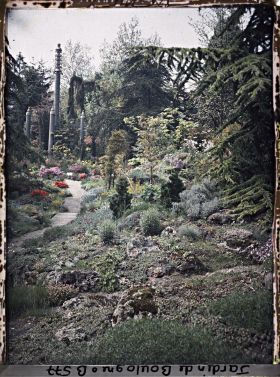 Image représentant Chemin du " sanctuaire japonais " menant au sôrintô, bordé de rocailles, arbres et bambous