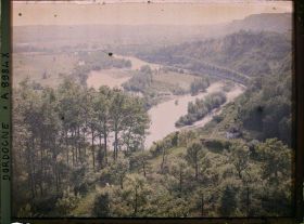 Image représentant France, Beynac, Vue prise de la terrasse du chateau îles la Dordogne aval chêne à gauche