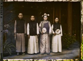 Image représentant À l'entrée d'un pavillon