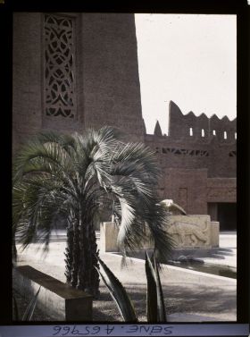 Image représentant L'Exposition Coloniale Internationale de 1931, la cour du palais de l'A.O.F. et la Fontaine des lions