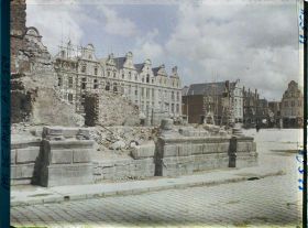 Image représentant France, Arras, Ruines de l'Hôtel de Ville et reconstruction sur la petite Place