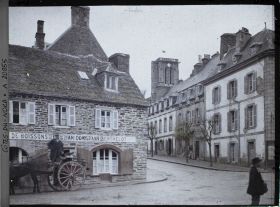 Image représentant La rue de Viarmes ; à l'arrière-plan, la tour de l'église Saint-Jean-du-Baly