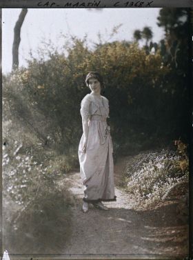 Image représentant Mademoiselle Marie-Yvonne von Schoen dans le jardin d'Albert Kahn
