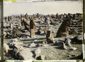 Image représentant Fragments de roches faisant office de pierres tombales dans l'un des cimetières entourant la ville