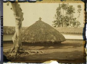 Image représentant Tombe collective des femmes de  null Glélé dans la deuxième cour du palais