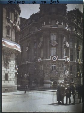 Image représentant Soldats anglais et américains et civils sur les Champs-Elysées pour les fêtes de la Victoire des 13 et 14 juillet