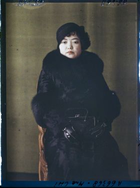 Image représentant https://musee-albert-kahn.s-museum.fr/home/NWQ2OTAwYzNmYjZlZTk1ZWQwODJmMjY4L2dlbmVyaWMtbm90aWNlLXRhYi9hdXRob3JpdHkvNjE3YTc5ZjVjZjhiODk2OGIzMzM3ZDIx/5d6900c3fb6ee95ed082f268/generic-notice-tab/authority/617a79ebcf8b8968b3336ada Madame H. C. Chi