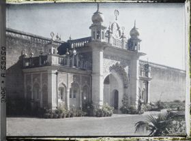 Image représentant Une porte de l'enceinte du palais (?)