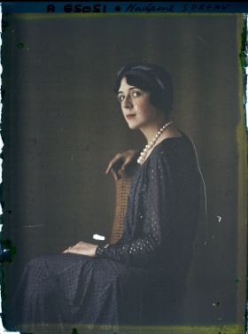 Image représentant https://musee-albert-kahn.s-museum.fr/home/NWQ2OTAwYzNmYjZlZTk1ZWQwODJmMjY4L2dlbmVyaWMtbm90aWNlLXRhYi9hdXRob3JpdHkvNjE3YTc5ZjVjZjhiODk2OGIzMzM3ZDIx/5d6900c3fb6ee95ed082f268/generic-notice-tab/authority/617a79ebcf8b8968b33377f8 Madame Soreau