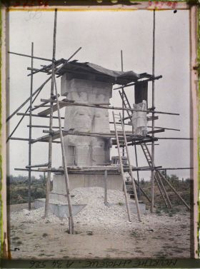 Image représentant France, Bois Le Prêtre, Monument de la Croix des Carmes en Construction