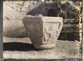 Image représentant Chapiteau sassanide exposé dans le jardin aménagé devant les grottes (déesse Anahita ou dieu Mithra ?)