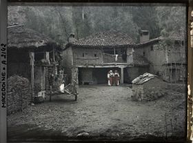 Image représentant Cour intérieure couverte de tuiles et de chaume avec trois femmes