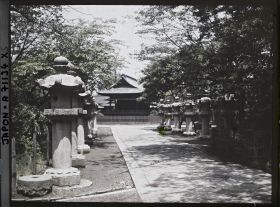 Image représentant Allée bordée de lanternes dans un temple ou un sanctuaire