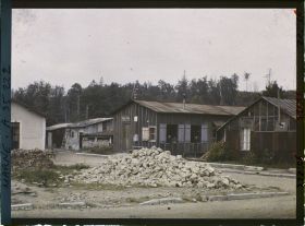 Image représentant France, Vienne le Château, La Poste et baraquement provisoire au même Carrefour