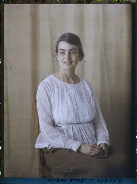 Image représentant Mademoiselle  https://musee-albert-kahn.s-museum.fr/home/NWQ2OTAwYzNmYjZlZTk1ZWQwODJmMjY4L2dlbmVyaWMtbm90aWNlLXRhYi9hdXRob3JpdHkvNjE3YTc5ZjVjZjhiODk2OGIzMzM3ZDIx/5d6900c3fb6ee95ed082f268/generic-notice-tab/authority/617a79ebcf8b8968b3337320 Anne Main