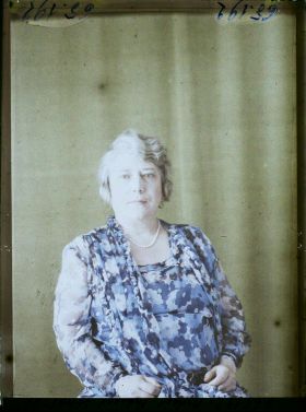 Image représentant https://musee-albert-kahn.s-museum.fr/home/NWQ2OTAwYzNmYjZlZTk1ZWQwODJmMjY4L2dlbmVyaWMtbm90aWNlLXRhYi9hdXRob3JpdHkvNjE3YTc5ZjVjZjhiODk2OGIzMzM3ZDIx/5d6900c3fb6ee95ed082f268/generic-notice-tab/authority/617a79ebcf8b8968b3337241 Madame Fernand Lemaître