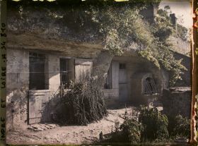 Image représentant Une maison troglodyte du Petit Coteau, à droite le puits creusé dans le roc