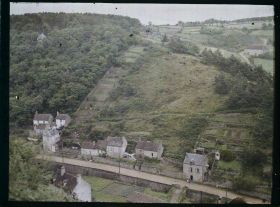 Image représentant Le ruisseau les Minimes, les habitations et les cultures en escaliers