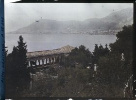 Image représentant Partie de la grande galerie et zone basse du jardin de la villa Cypris, vue en direction de Monaco