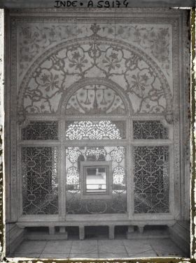 Image représentant Ecran de marbre ajouré (jali), surmonté d'un panneau d'albâtre orné de la balance de la justice (Mizan-i-Insaf) dans le fort Rouge (Lal Qila)