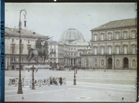 Image représentant La Piazza San Fernando (Palais Royal) au fond, la Galerie Umberto
