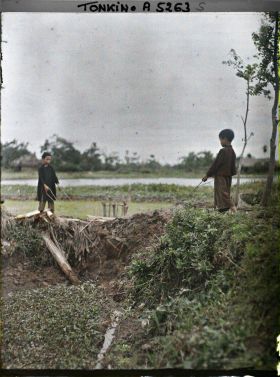 Image représentant Des enfants utilisant un seau à cordelles, système élévatoire d'eau pour l'irrigation du riz