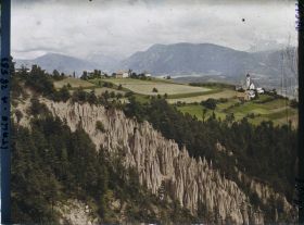 Image représentant Les Pyramides de terre (ou Cheminées de Fées) de Renon et le hameau de Monte di Mezzo (Mittelberg)
