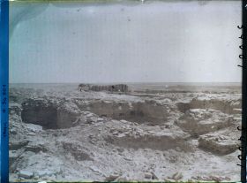 Image représentant Vue des ruines vers l'est. Au fond, E-Dublal-Mah l'un des temples de l'esplanade sacrée, dédiés à Nanna