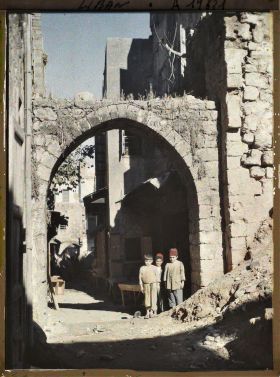 Image représentant Trois garçonnets devant une porte de souks