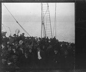 Image représentant La foule des émigrants sur l'entrepont dans l'attente du débarquement à New-York