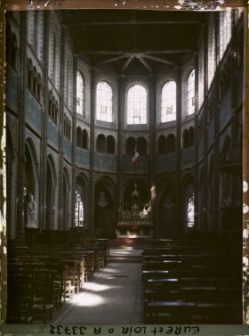 Image représentant L'intérieur de la nef de l'église Saint-Aignan