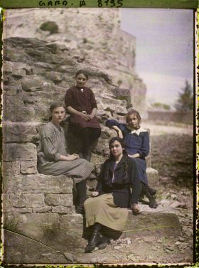 Image représentant Groupe de filles et de fillettes originaires de la région