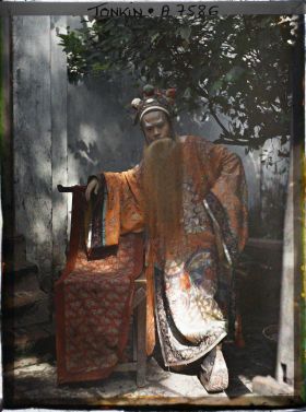 Image représentant Un acteur du Théâtre Saïgonnais, en costume de scène, dans une cour