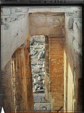 Image représentant Sur l'Acropole, le Parthénon. Vue prise du sommet du Parthénon côté ouest : vue plongeante sur les colonnes de l'opisthdome (ou portique arrière) à gauche, et le mur du Parthénon proprement dit à droite