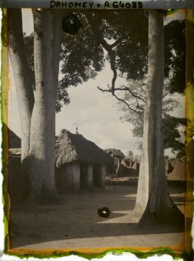 Image représentant Cases de fétiches dans le village indigène