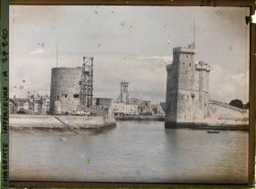 Image représentant L'entrée du port, avec la tour Saint-Nicolas et la tour de la Chaïne